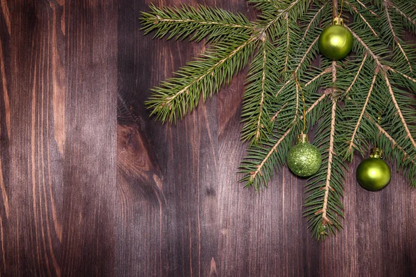 Rama de abeto verde con juguetes verdes de Navidad en la esquina de un — Foto de Stock