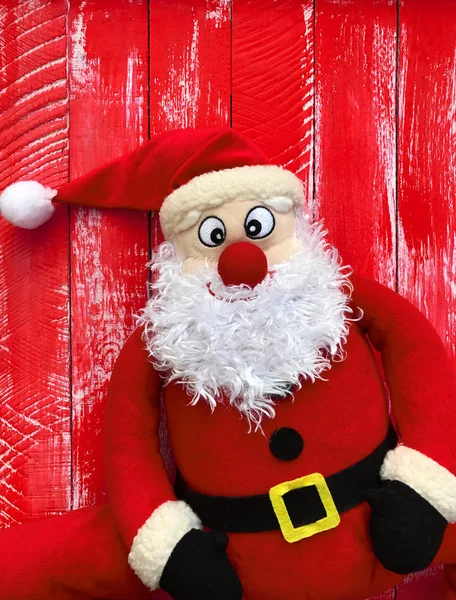Счастливый Санта-Клаус на красном деревянном фоне — стоковое фото