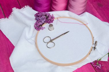 Pembe iplik ve ahşap nakış çerçeve için beyaz kumaş 