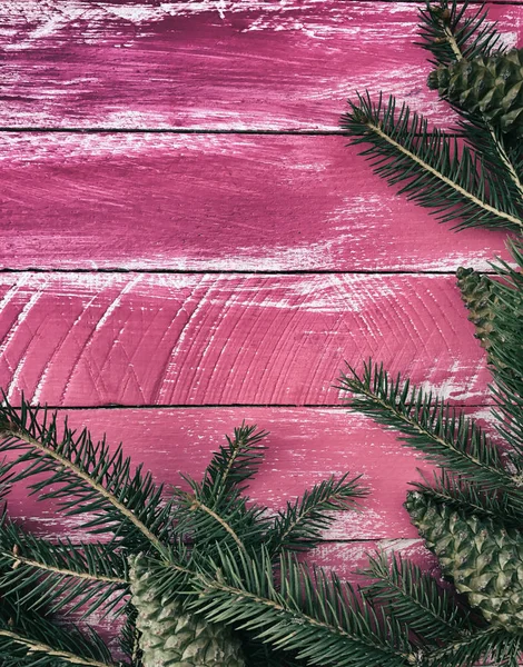 Fondo rosa madera vintage con ramas de abeto y pino — Foto de Stock