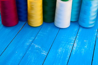 İplik dikiş ve nakış renkli biriktiricileri birkaç