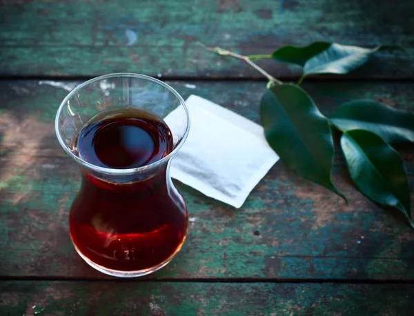 Verre turc typique pour le thé avec thé à l'intérieur, sélectiv focus — Photo