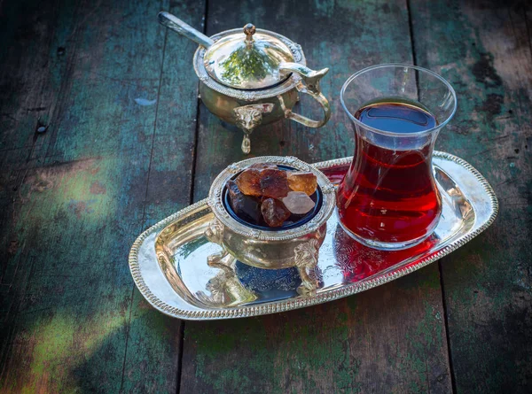 Thé noir Verre turc avec tranches de sucre sur un plateau d'argent — Photo