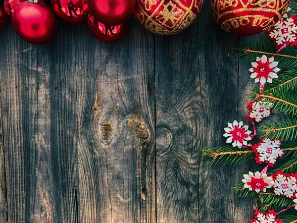 Juguetes de Navidad y rama de abeto decorado en un su de madera gris — Foto de Stock