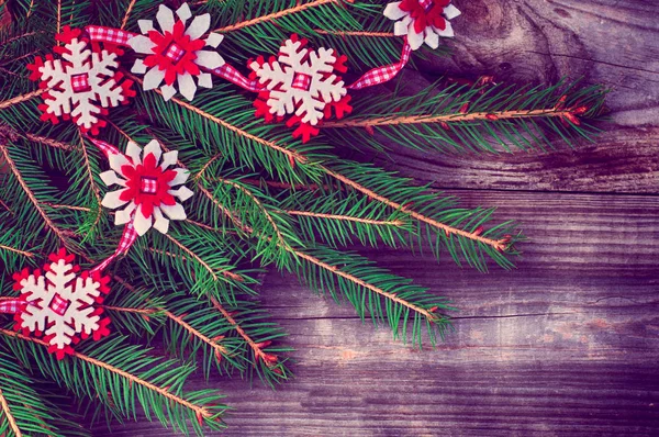 Fondo de madera de Navidad con decoraciones y rama de abeto — Foto de Stock