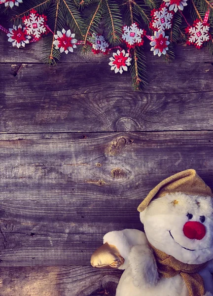 Fondo de Navidad con ramas de abeto y muñeco de nieve textil — Foto de Stock