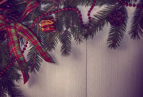 Fundo de Natal vintage com ramos decorados de abeto — Fotografia de Stock