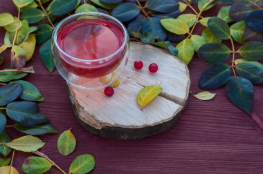 Çay bir kartopu şeffaf bir kupa ile