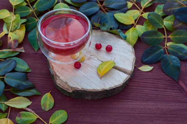 Çay bir kartopu şeffaf bir kupa ile