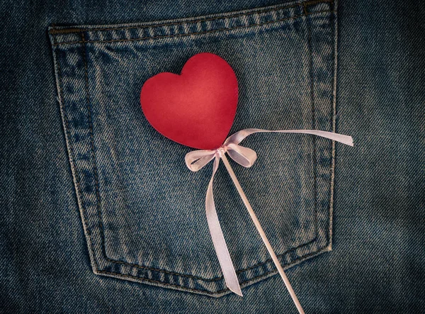 Деревянная фигура сердца на заднем кармане — стоковое фото