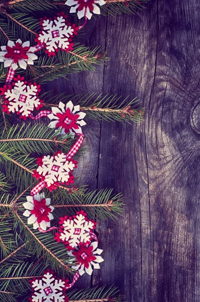 Natal fundo de madeira cinza c ramo de abeto decorado — Fotografia de Stock