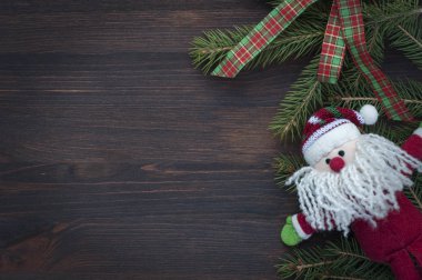 Bez Noel Baba ile kahverengi ahşap zemin ve köknar dalı