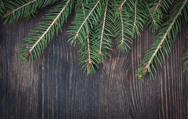 Ramitas de abeto de árbol de Navidad arregladas sobre fondo de madera envejecida — Foto de Stock