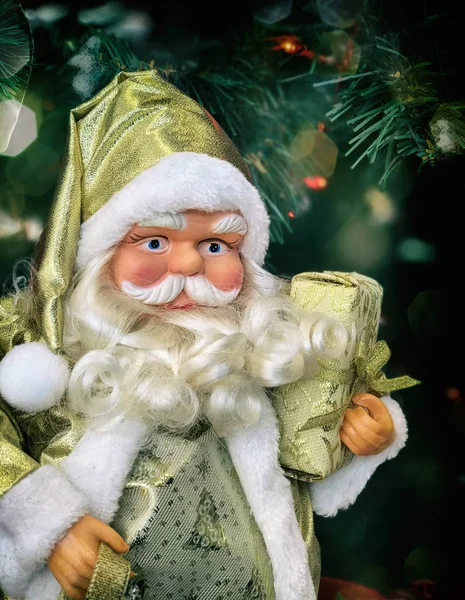 Большой Санта-Клаус с подарками в руке, винтажный тонинг — стоковое фото
