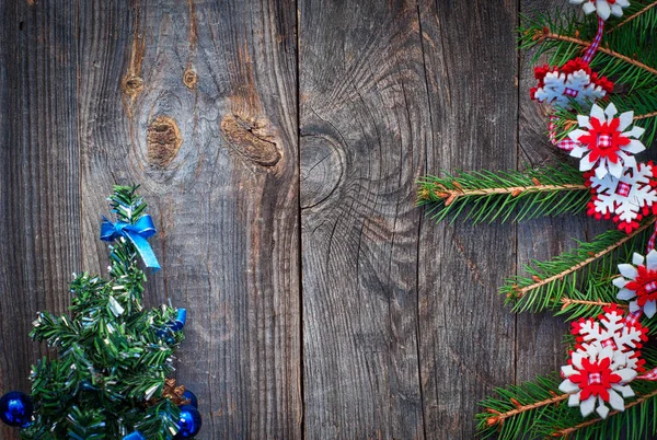 Fondo de Navidad con ramas de abeto sobre un fondo de madera gris — Foto de Stock
