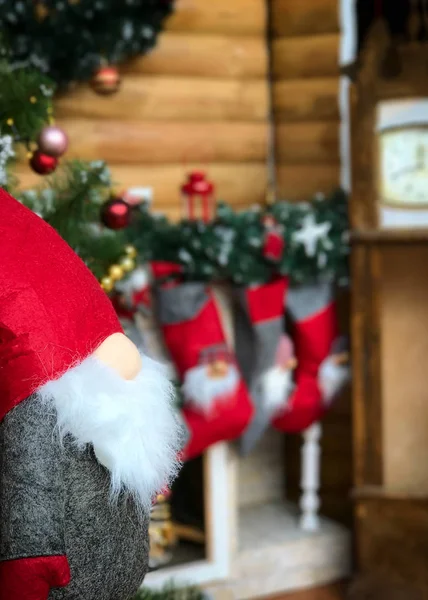 Рождественский интерьер с Дедом Морозом — стоковое фото