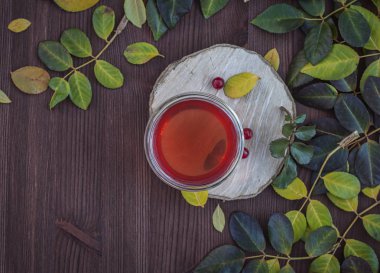 Ahşap kahverengi masa üzerinde bitki çayı