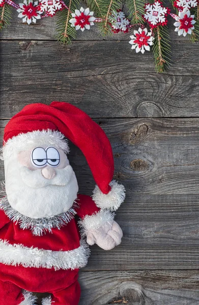 Рождественский Санта-Клаус на серой деревянной поверхности — стоковое фото