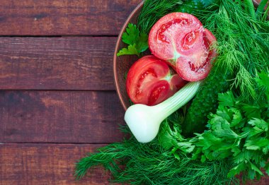 Domates ve salatalık bir kil plaka, soldan boş alan