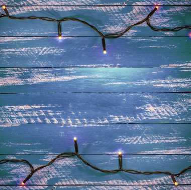  Elektrik garland ile mavi ahşap arka plan 