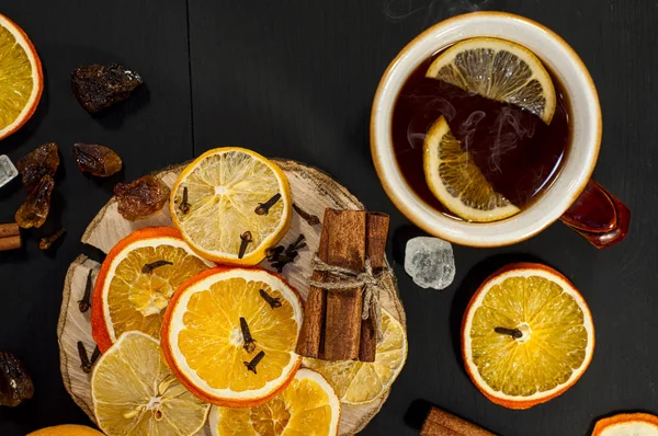 Té negro en una taza de barro marrón con rodajas de fruta — Foto de Stock