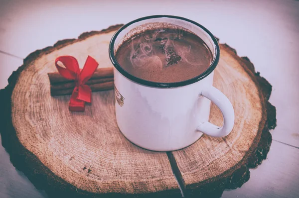 Gorący napój kakaowy z żeliwa białego kubka, vintage tonowanie — Zdjęcie stockowe