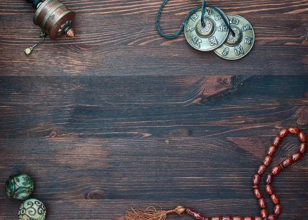 Roda de oração, contas de oração, bolas mágicas e placas de latão para rel — Fotografia de Stock