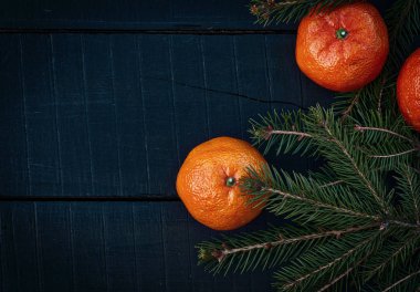 Mandalina şube köknar siyah ahşap zemin ile