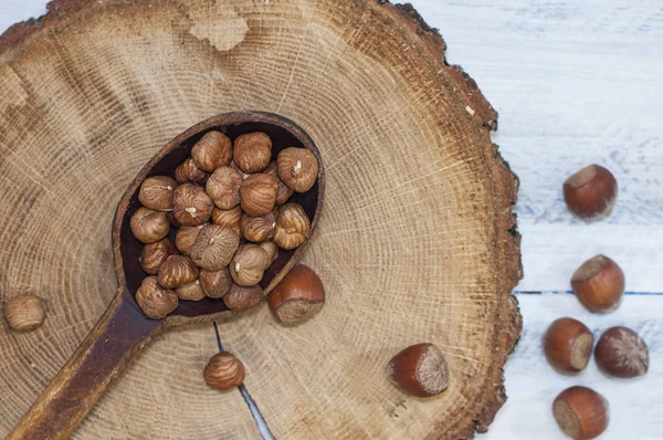 Орех, украшенный деревянной ложкой — стоковое фото