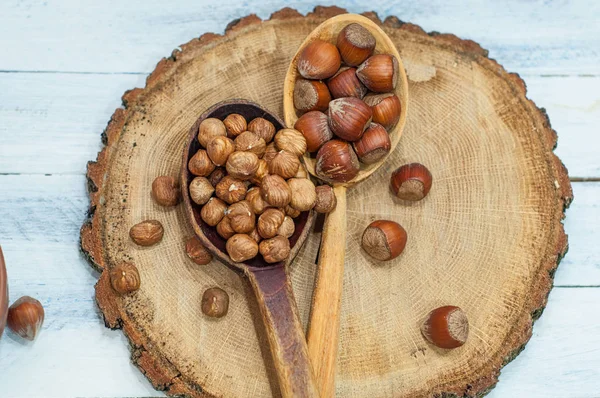 Hazelnut di sendok kayu, di shell dan Untuk dikupas — Stok Foto