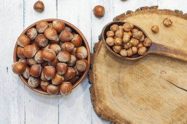 Bir kase fındık soyulmuş kaşık ceviz ahşap bir Surf üzerinde yakın: