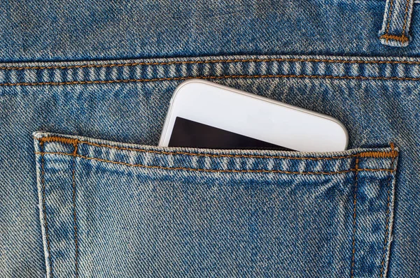 Смартфон у задній кишені джинсів — стокове фото