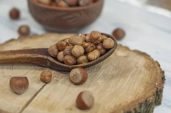 Оболочки орехов, фундук в деревянной ложке — стоковое фото