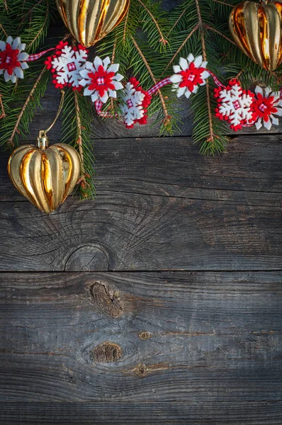 Fondo de madera gris Navidad con juguetes y una guirnalda — Foto de Stock