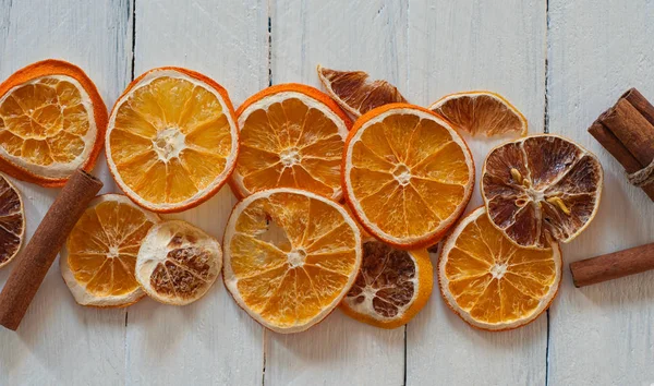 Bitar av torkade citrus apelsin och citron på en vit trä yta — Stockfoto