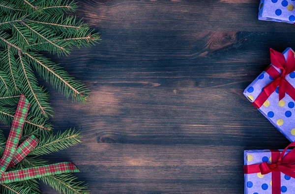 Fondo de madera marrón con decoraciones festivas, espacio vacío en t — Foto de Stock