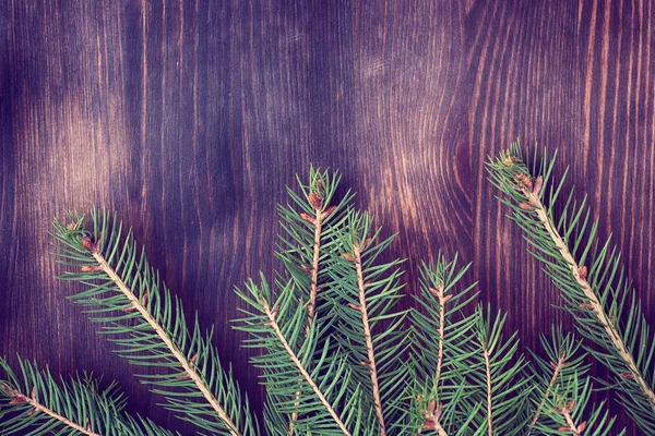 Ramitas de abeto de árbol de Navidad arregladas sobre fondo de madera envejecida — Foto de Stock