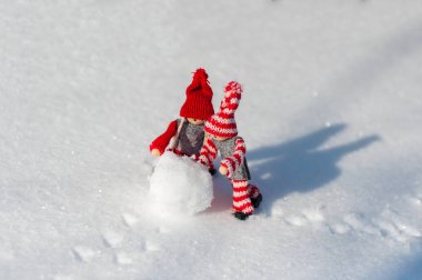 İki küçük adam bir kartopu yuvarlandı oyuncak