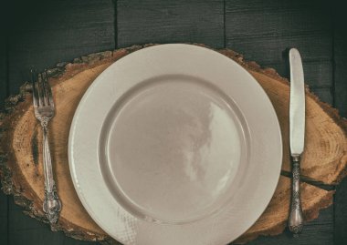 Bıçak ve çatal ahşap kahverengi güdük üzerinde boş levha