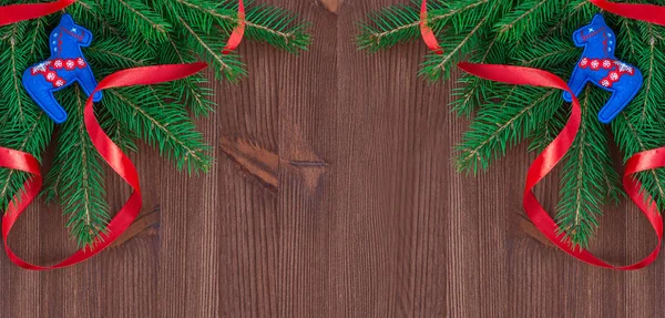 Fundo de Natal com ramos de abeto e decorações em um b — Fotografia de Stock