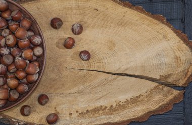 Fındık kabuğu bir kahverengi ahşap yüzeye