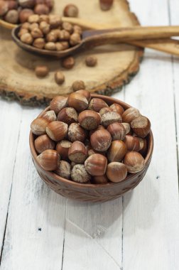 Fındık kabuğu bir kil plaka üzerinde