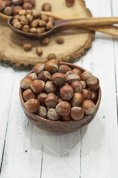 Fındık kabuğu bir kil plaka üzerinde