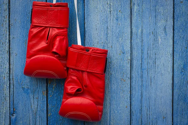 Luvas de boxe de couro vermelho pendurado em uma corda — Fotografia de Stock