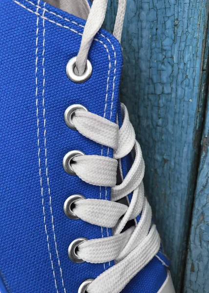 Detalj av blå textil sneaker med vita skosnören — Stockfoto