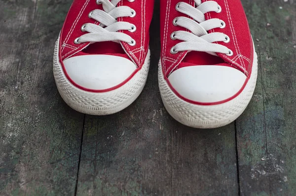 Ζευγάρι κόκκινα αθλητικά παπούτσια — Φωτογραφία Αρχείου