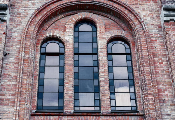 Janela com vitrais em um prédio de tijolos — Fotografia de Stock