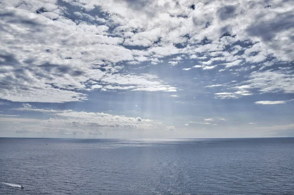 Морской пейзаж, вид с берега спокойного моря и неба — стоковое фото