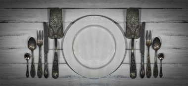 Beyaz ahşap yüzeye Vintage çatal bıçak takımı