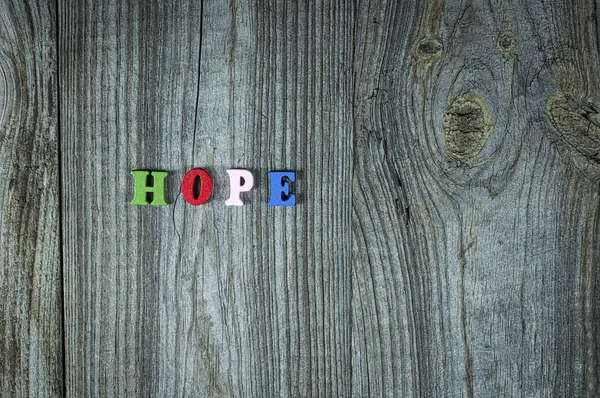 Worte der Hoffnung aus kleinen bunten Holzbuchstaben — Stockfoto